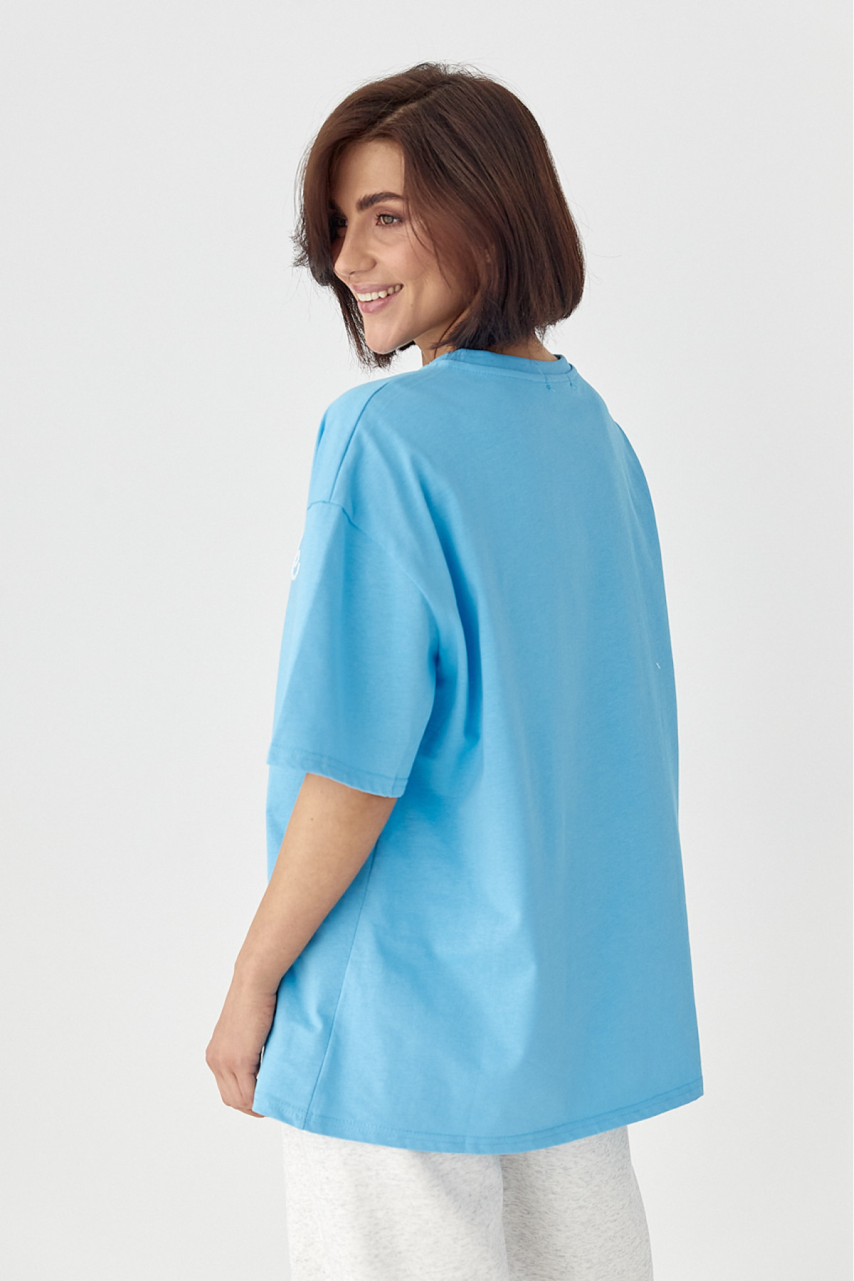 Трикотажна футболка oversize з написом  блакитний колір