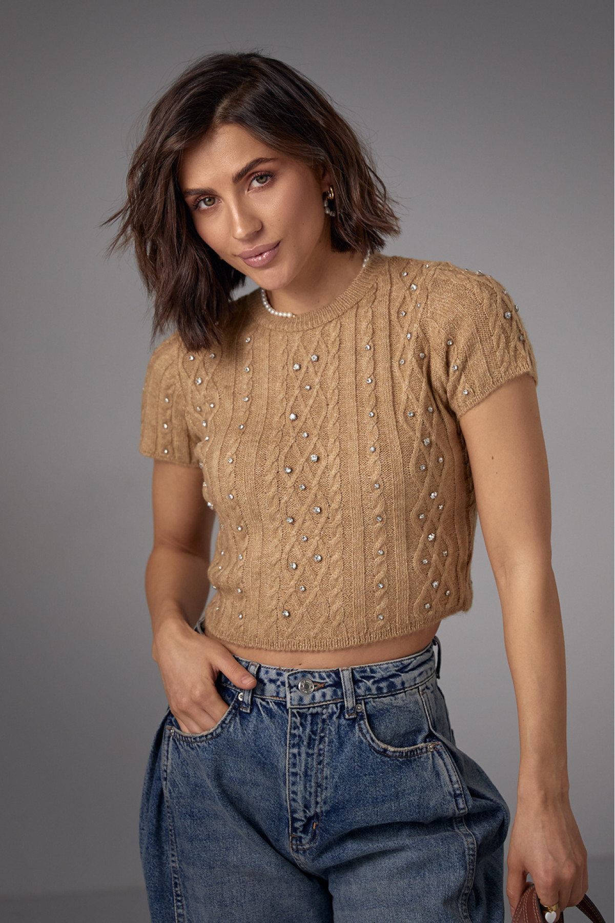 Укорочена в'язана футболка прикрашена стразами  світлокоричневий колір