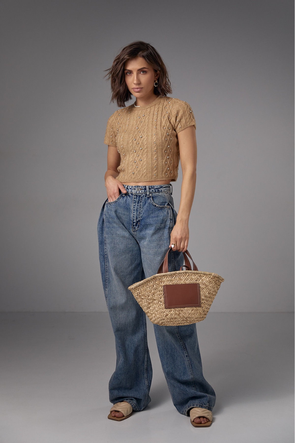 Укорочена в'язана футболка прикрашена стразами  світлокоричневий колір