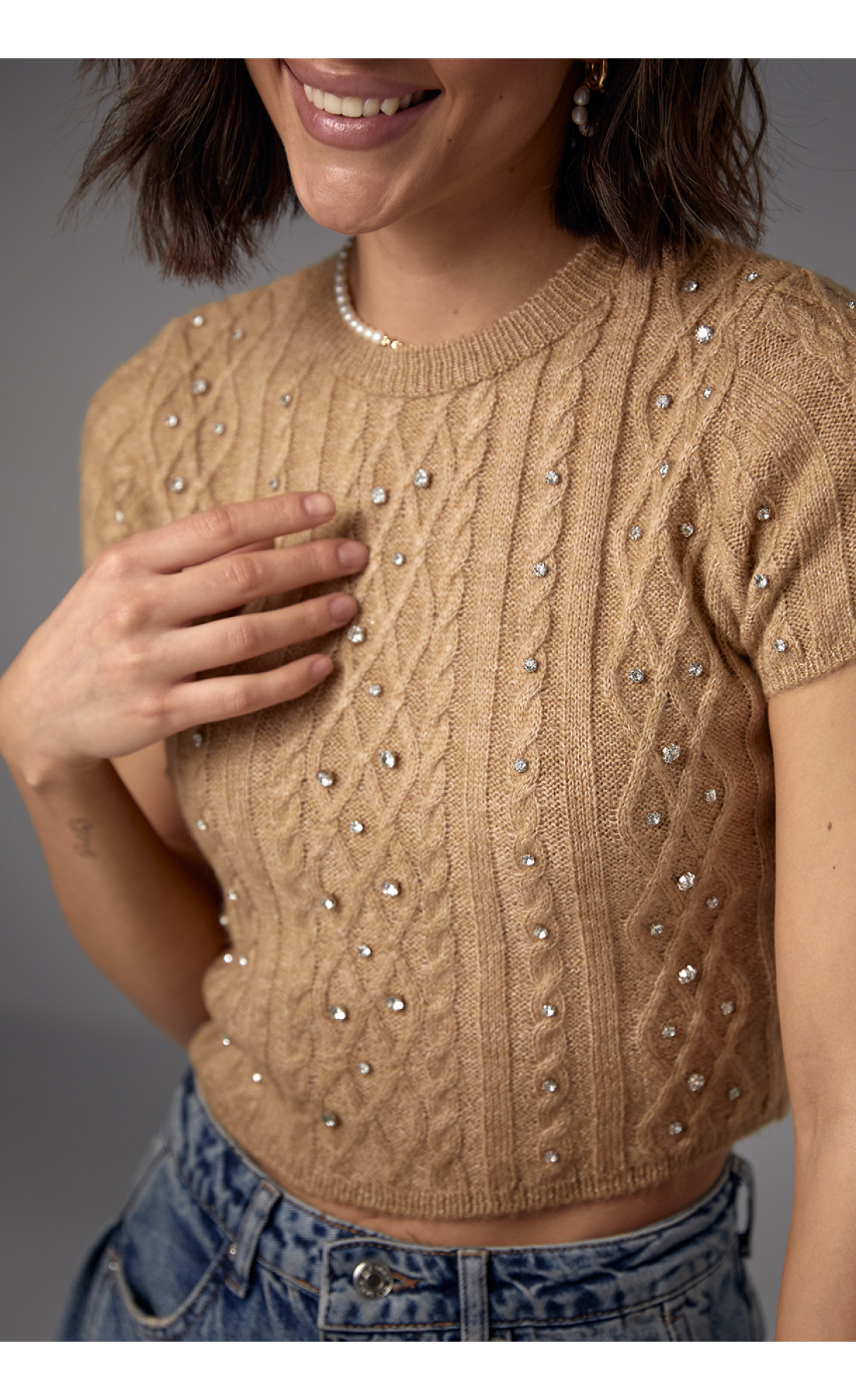 Укорочена в'язана футболка прикрашена стразами  світлокоричневий колір