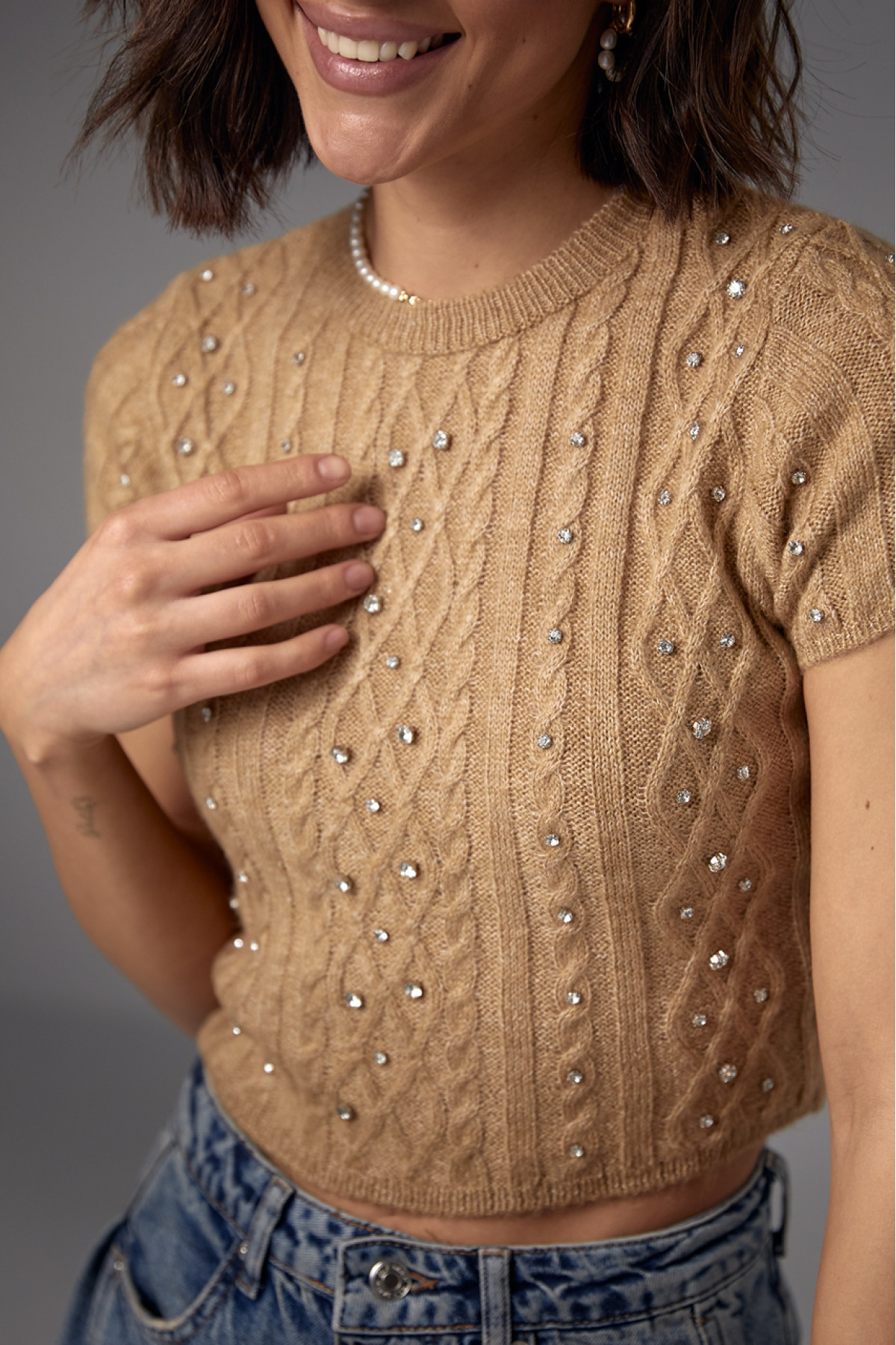 Укорочена в'язана футболка прикрашена стразами  світлокоричневий колір