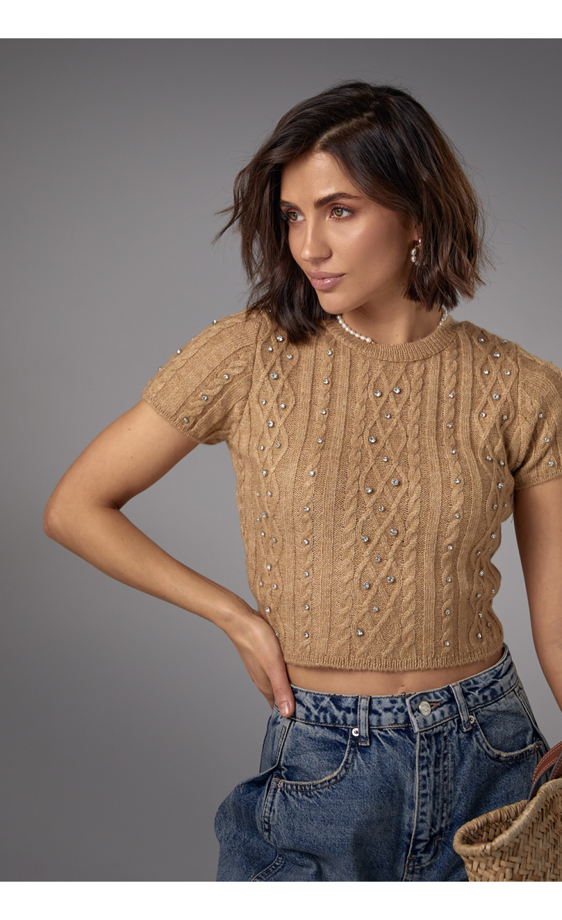 Укорочена в'язана футболка прикрашена стразами  світлокоричневий колір