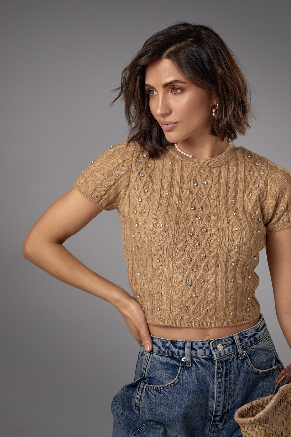 Укорочена в'язана футболка прикрашена стразами  світлокоричневий колір