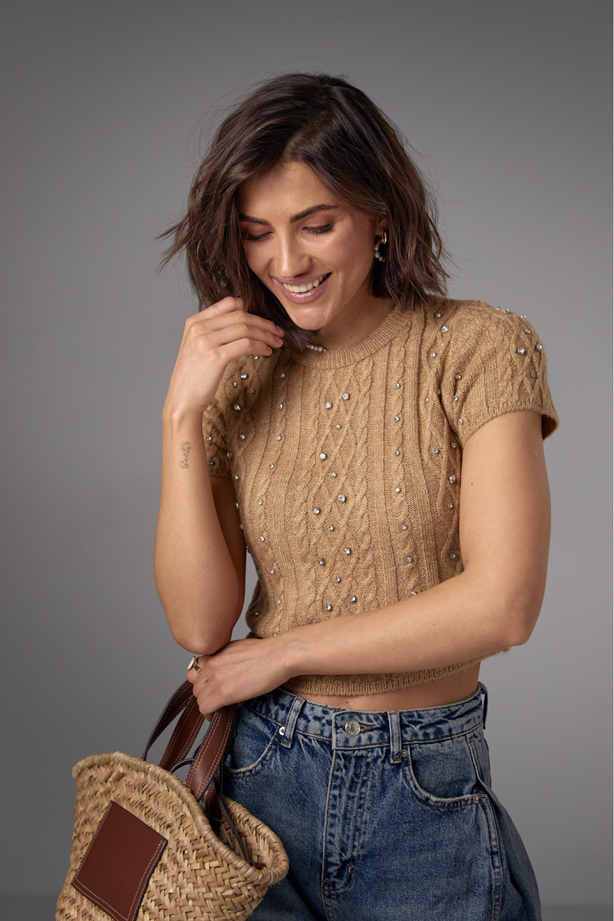 Укорочена в'язана футболка прикрашена стразами  світлокоричневий колір