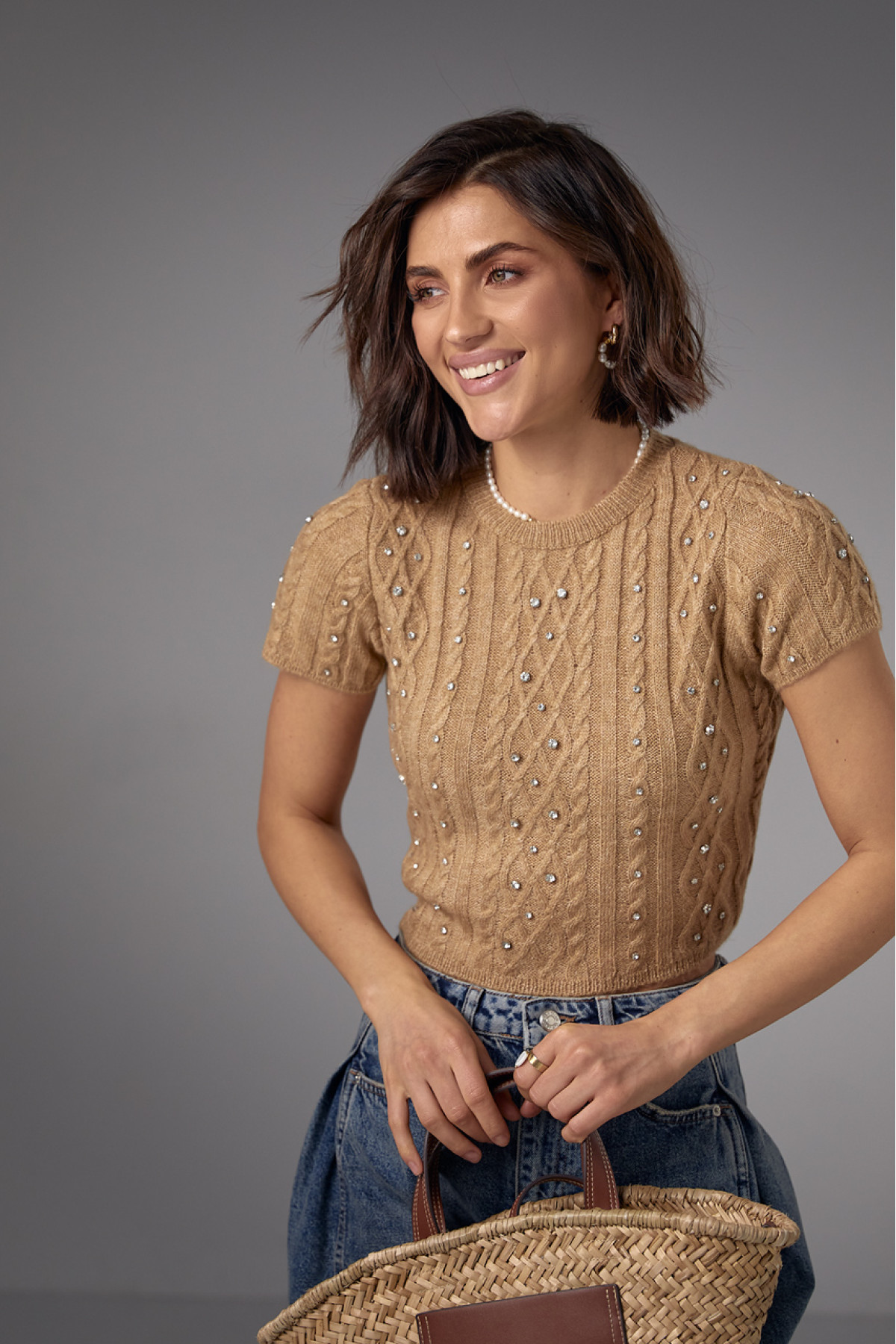 Укорочена в'язана футболка прикрашена стразами  світлокоричневий колір