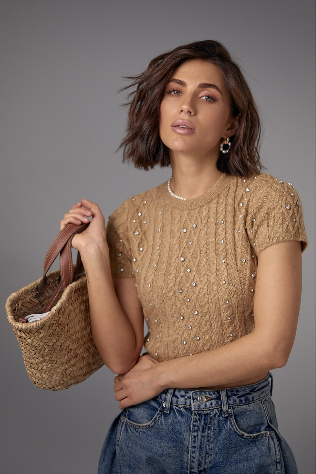 Укорочена в'язана футболка прикрашена стразами  світлокоричневий колір