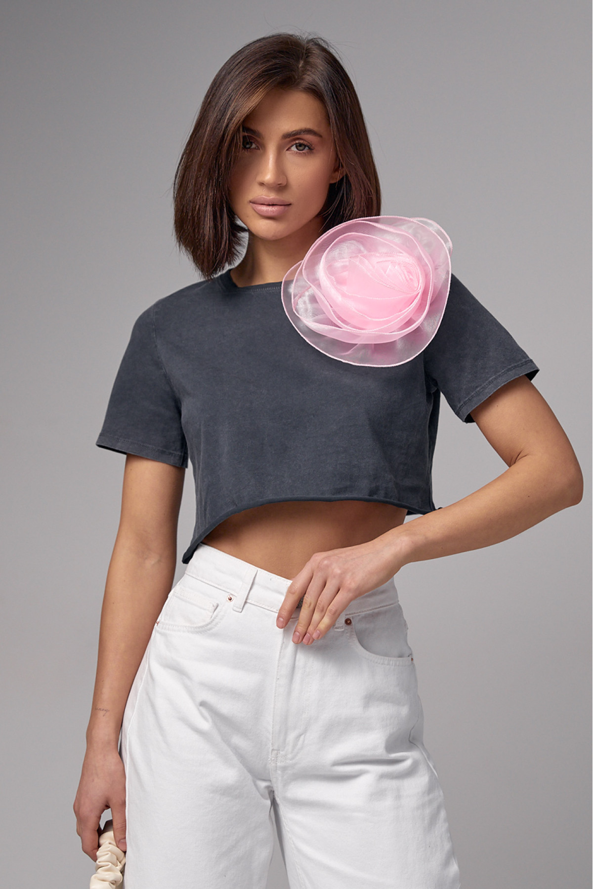 Вкорочена футболка прикрашена об'ємною квіткою  темносірий колір