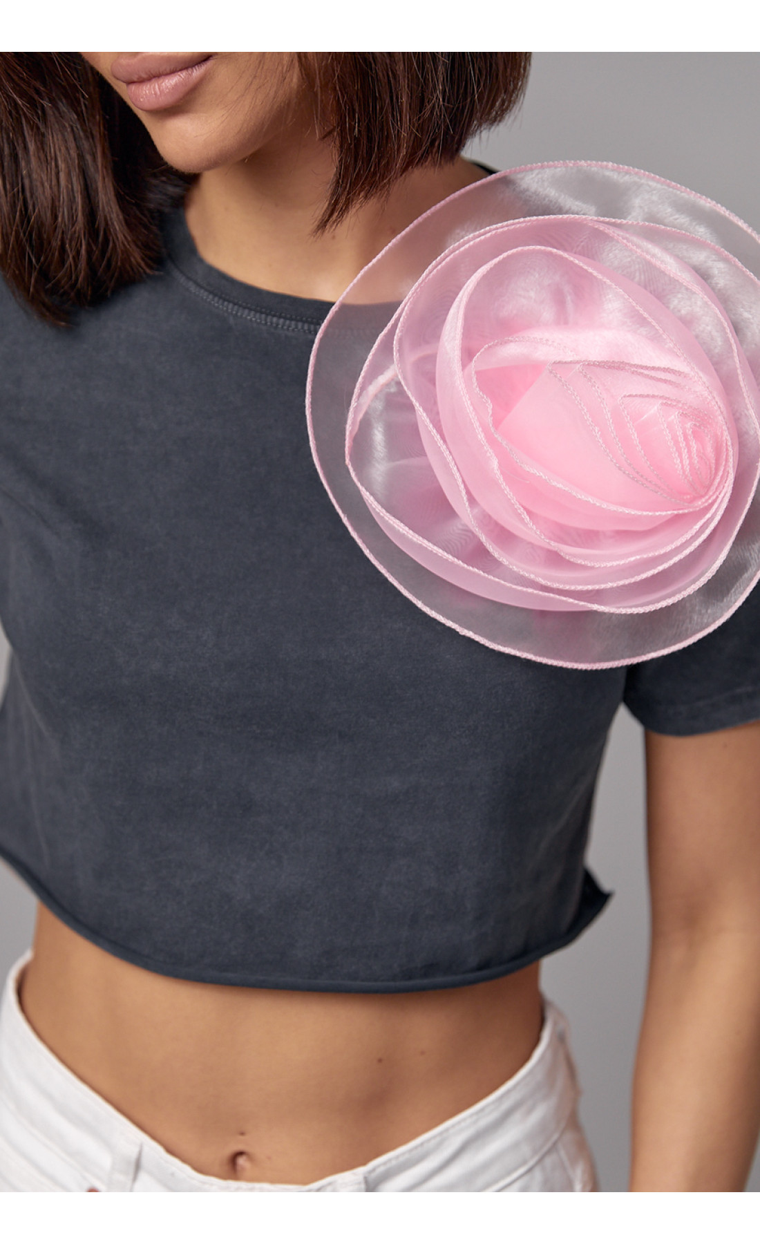 Вкорочена футболка прикрашена об'ємною квіткою  темносірий колір