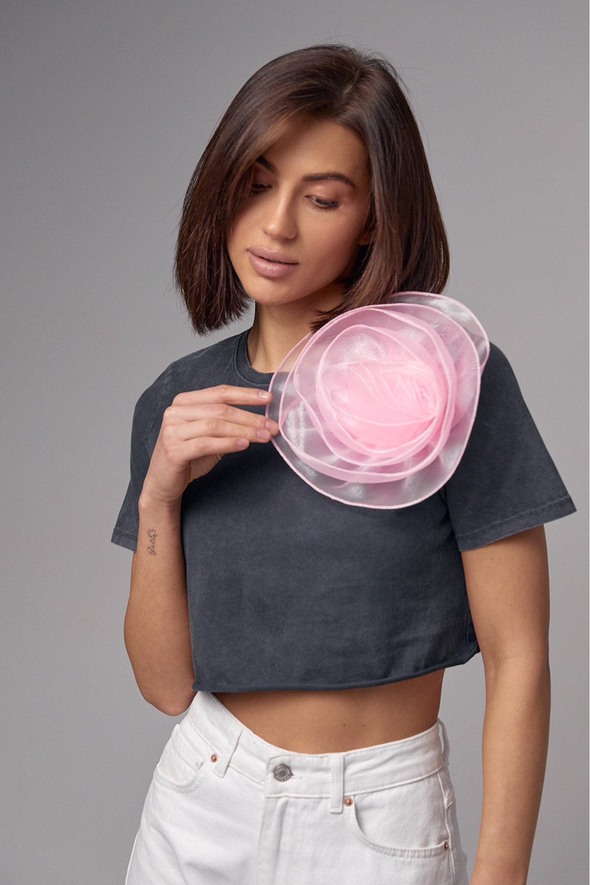 Вкорочена футболка прикрашена об'ємною квіткою  темносірий колір