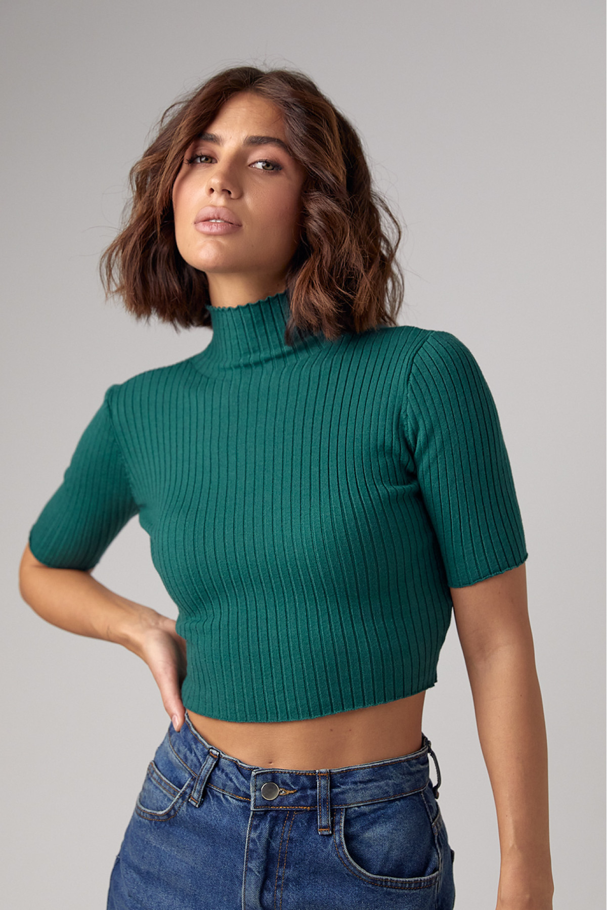 Жіноча вкорочена водолазка з коротким рукавом  зелений колір