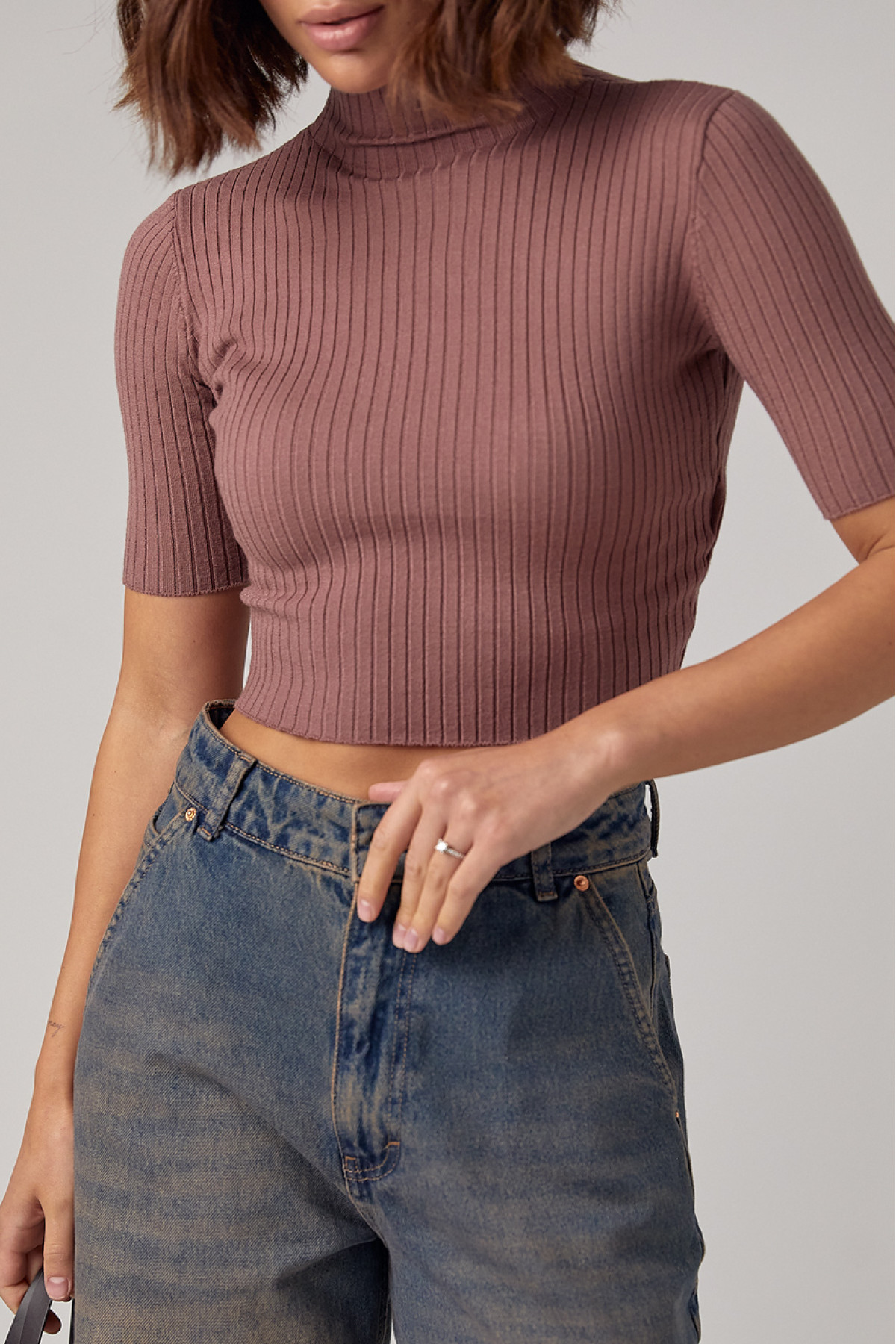 Жіноча вкорочена водолазка з коротким рукавом  кавовий колір