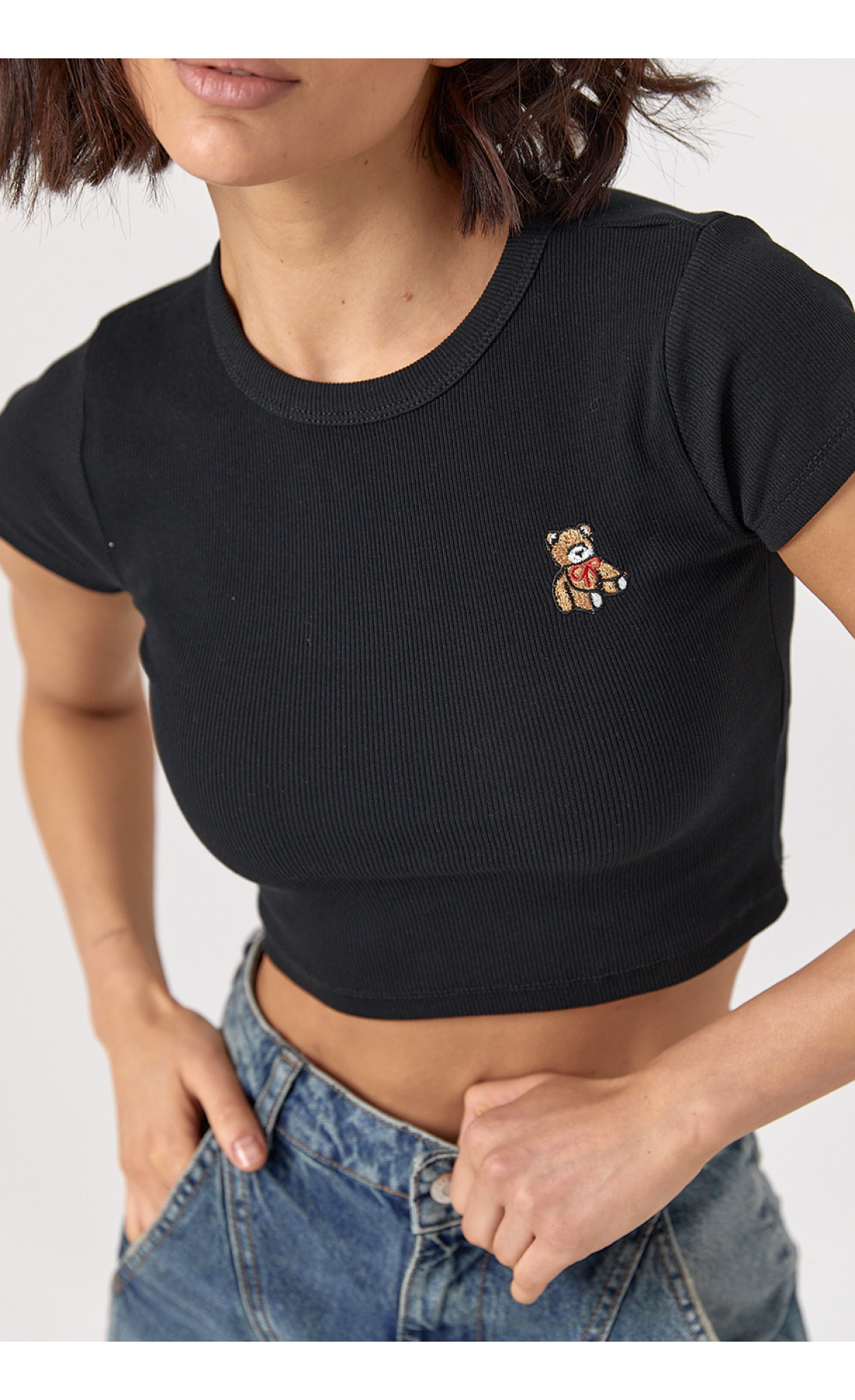 Жіноча коротка футболка в рубчик із ведмедиком  чорний колір
