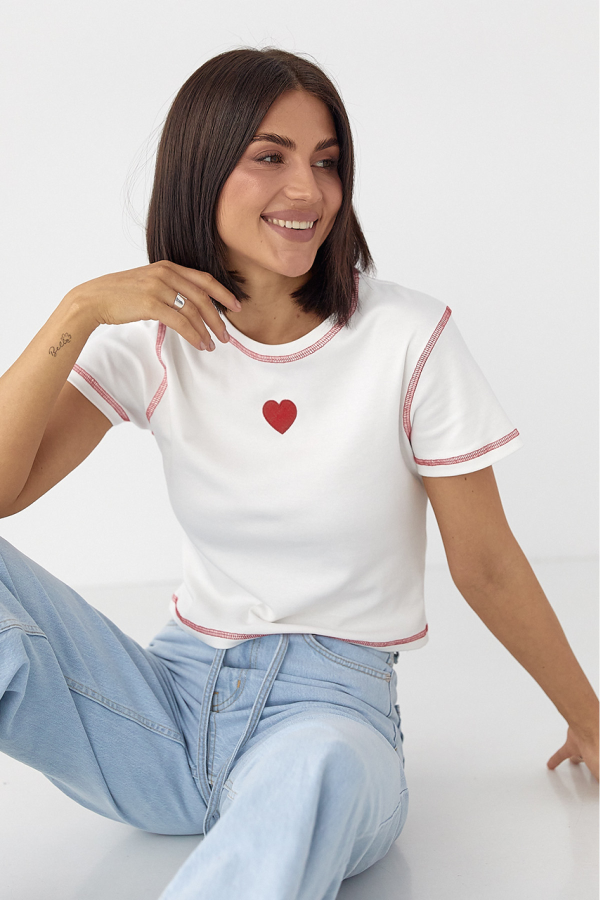 Футболка з контрастними швами та вишитим серцем  білий колір