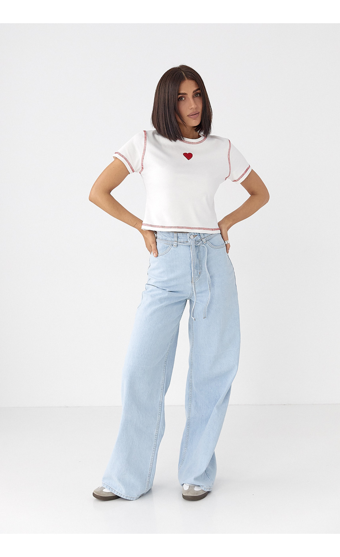 Футболка з контрастними швами та вишитим серцем  білий колір