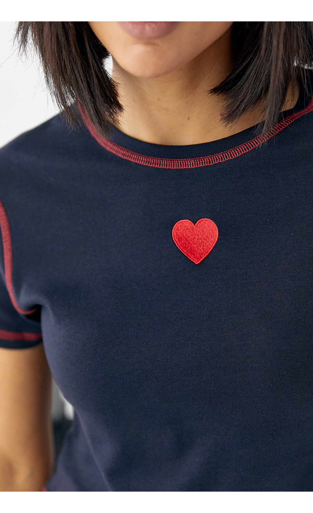 Футболка з контрастними швами та вишитим серцем  темносиній колір