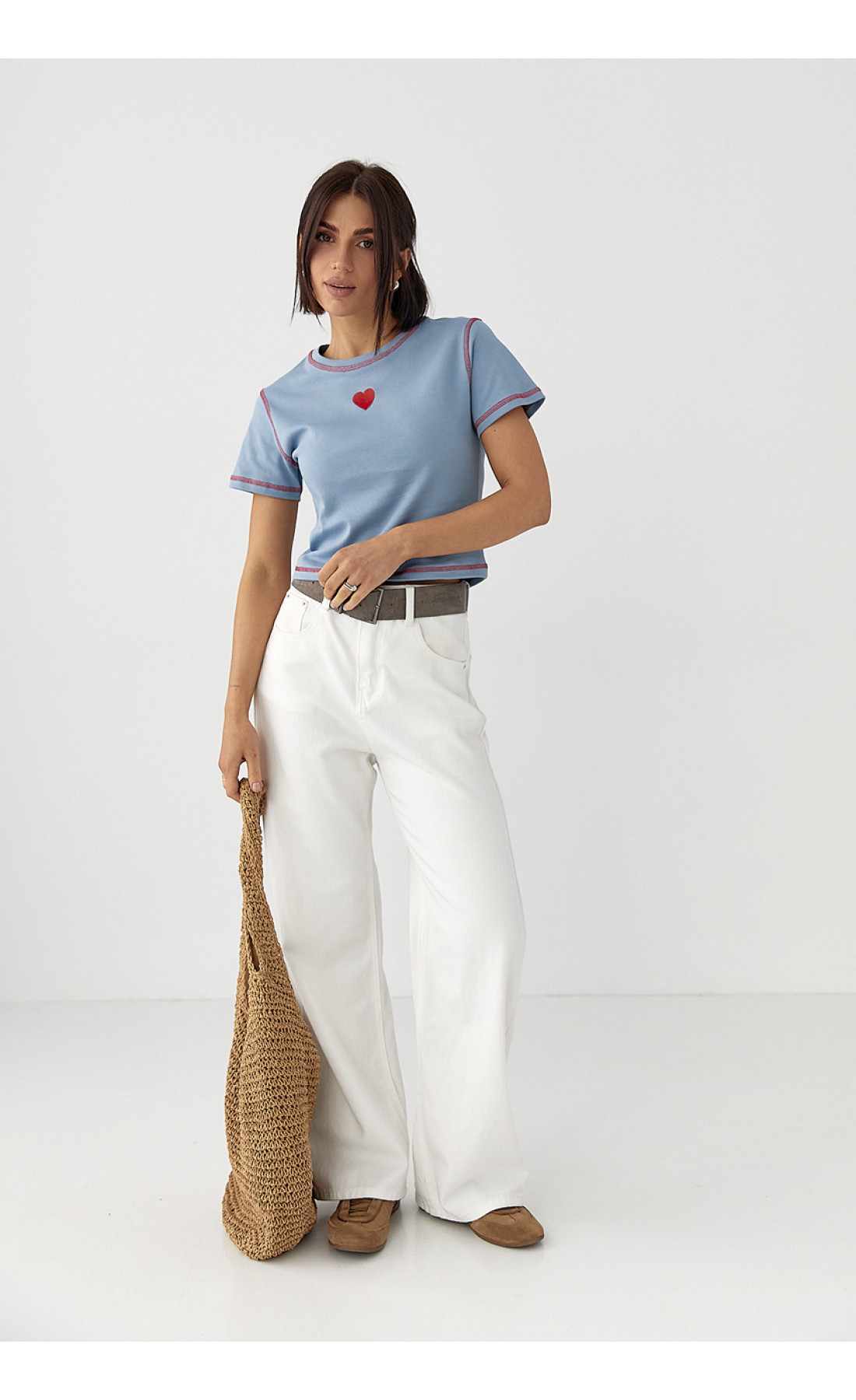 Футболка з контрастними швами та вишитим серцем  джинс колір