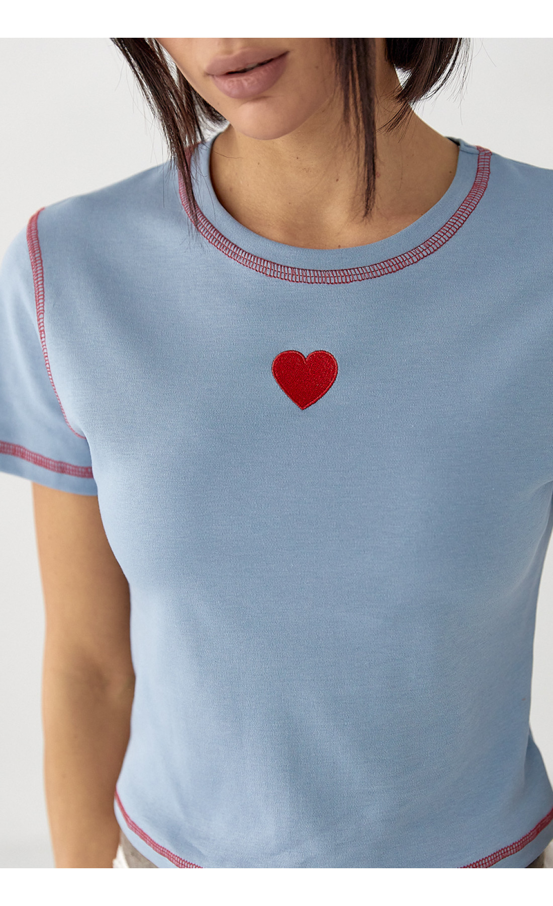 Футболка з контрастними швами та вишитим серцем  джинс колір