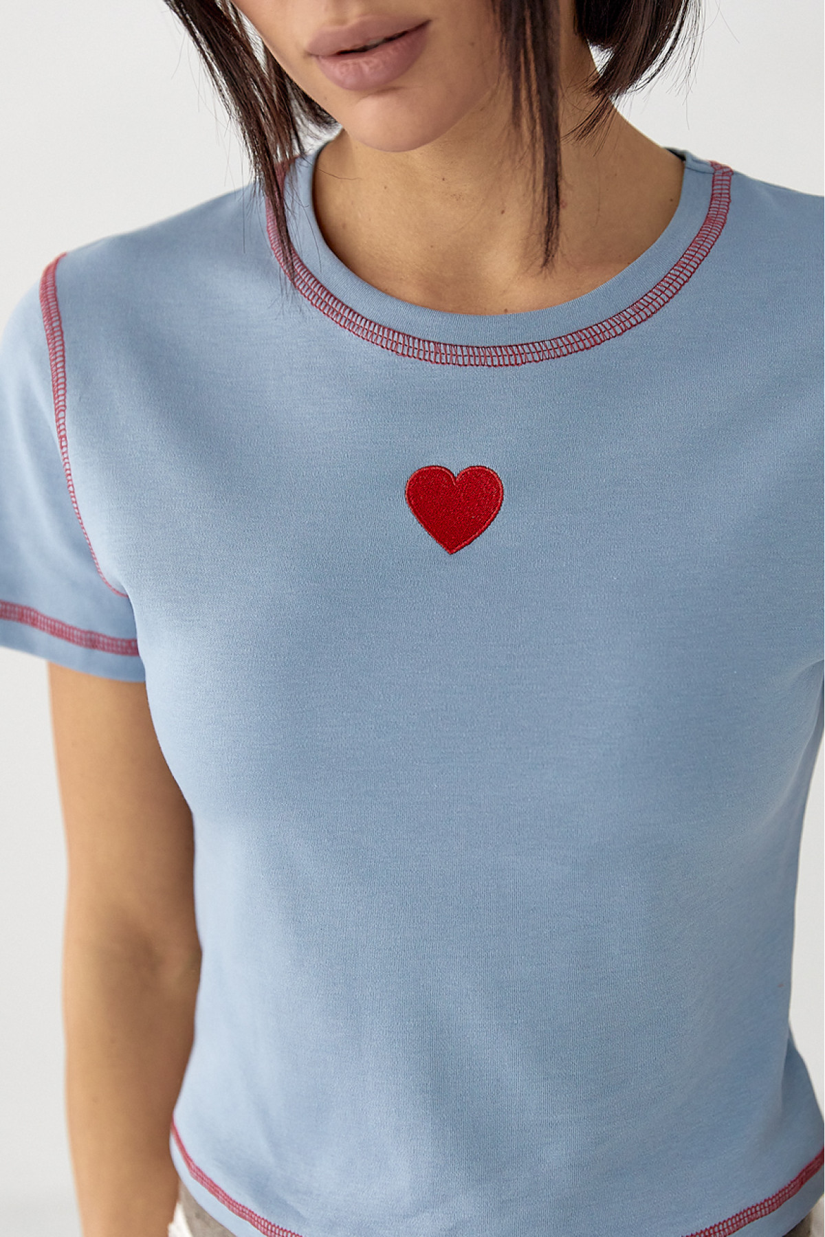 Футболка з контрастними швами та вишитим серцем  джинс колір