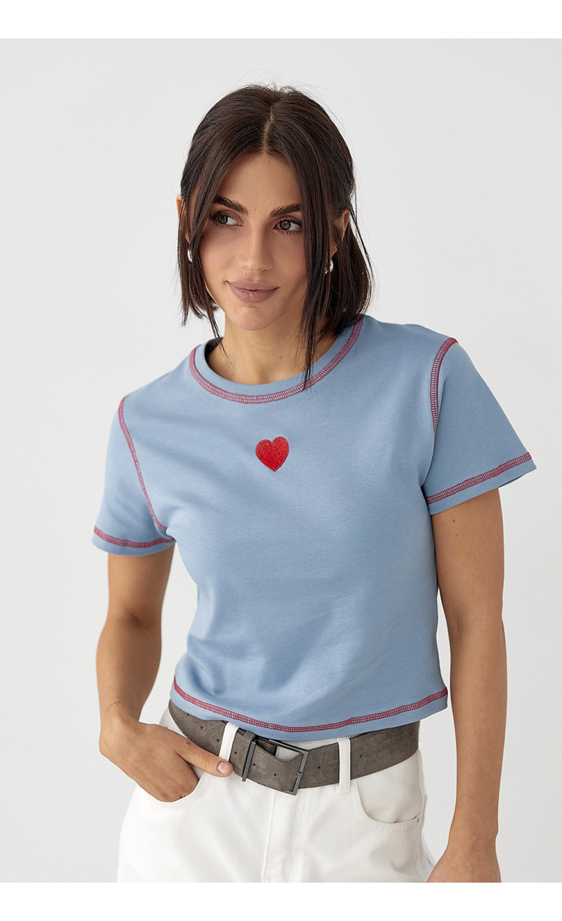Футболка з контрастними швами та вишитим серцем  джинс колір