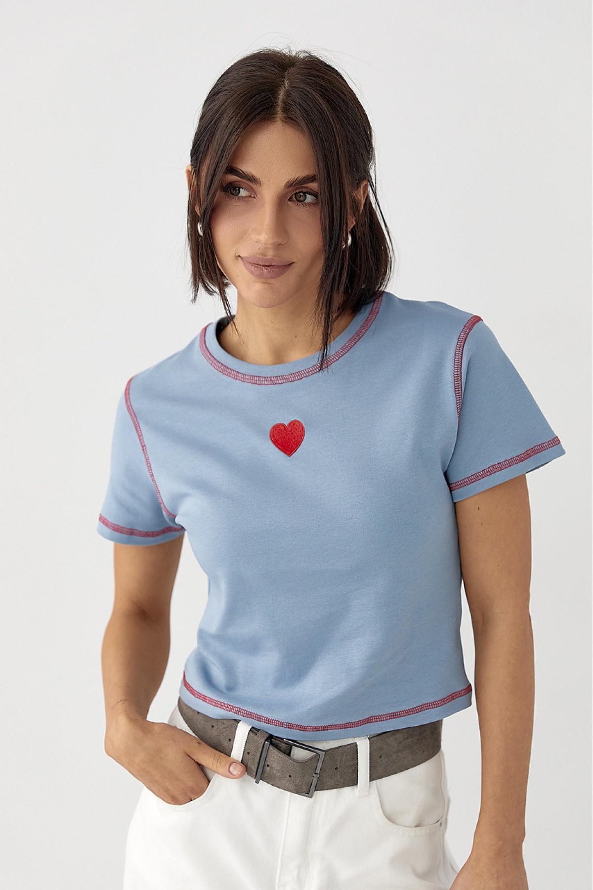 Футболка з контрастними швами та вишитим серцем  джинс колір