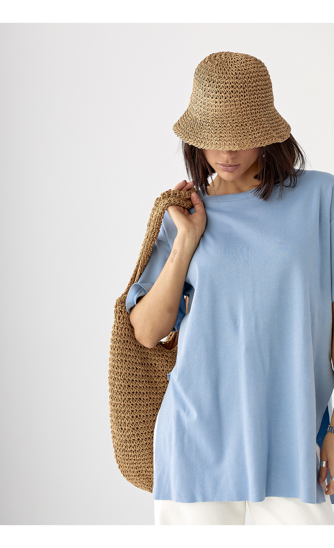 Однотонна футболка з розрізами  джинс колір