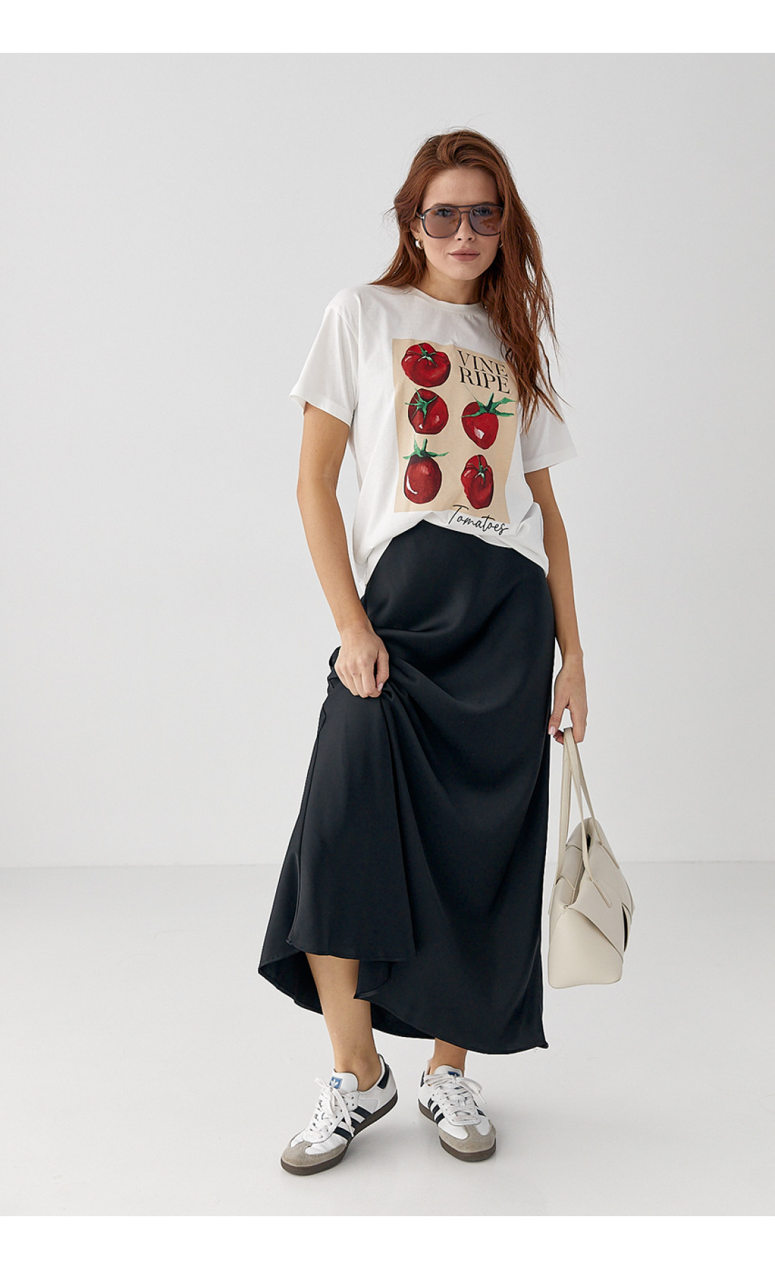 Трикотажна футболка з принтом томатів  білий колір