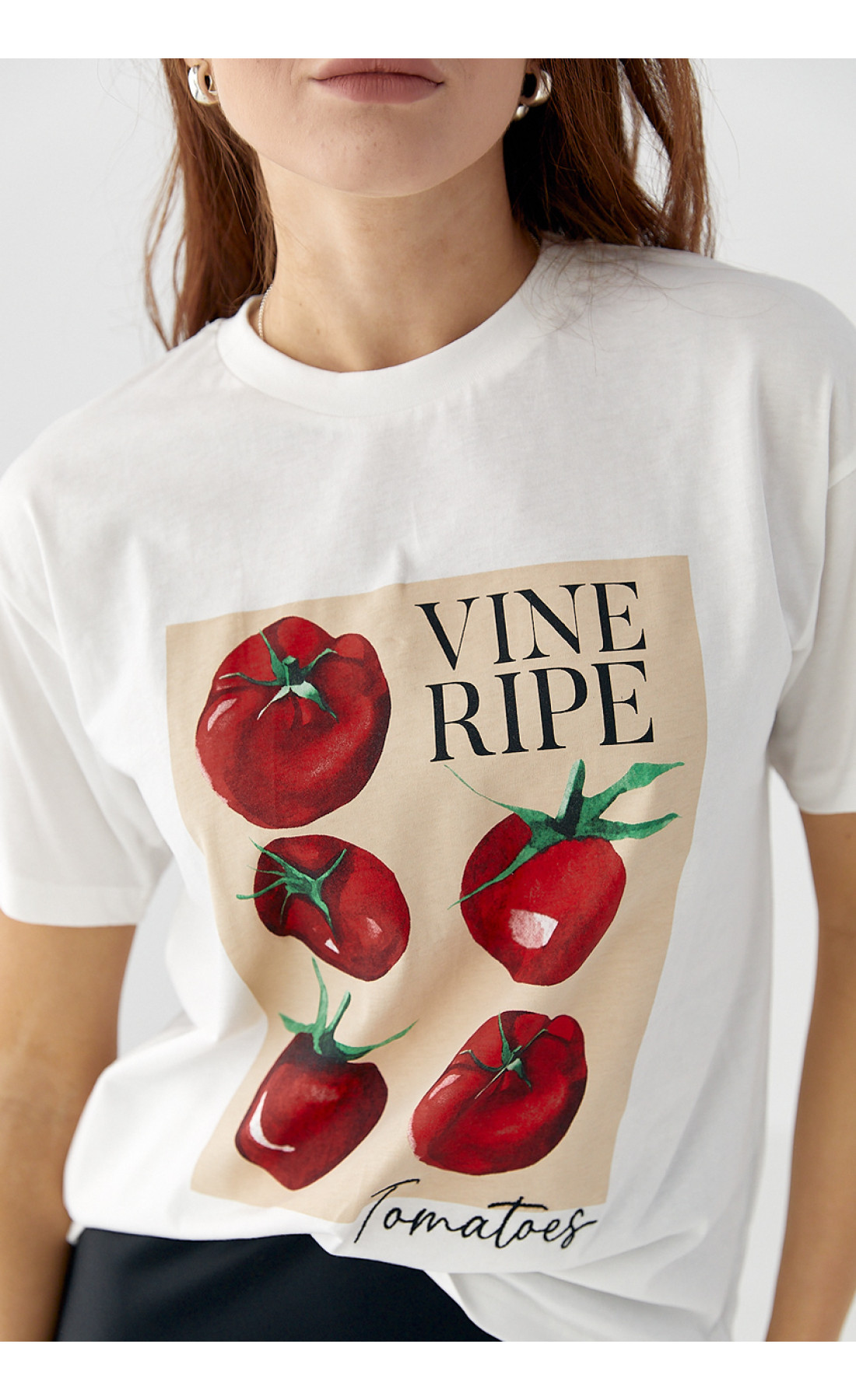 Трикотажна футболка з принтом томатів  білий колір