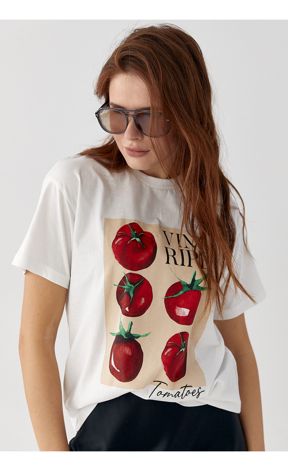 Трикотажна футболка з принтом томатів  білий колір