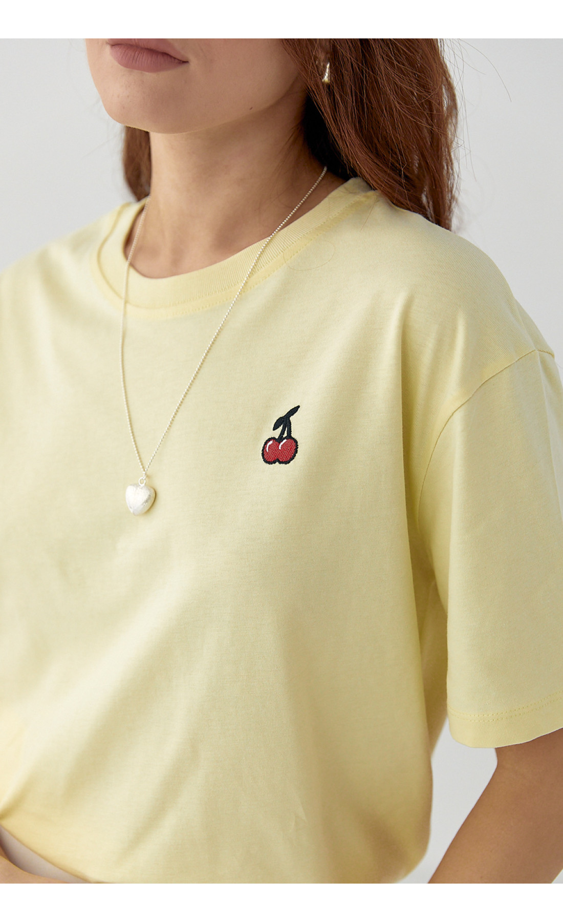 Футболка з вишитими вишеньками  лимонний колір