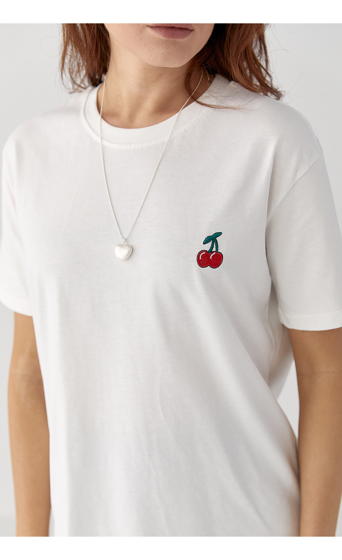 Футболка з вишитими вишеньками  молочний колір