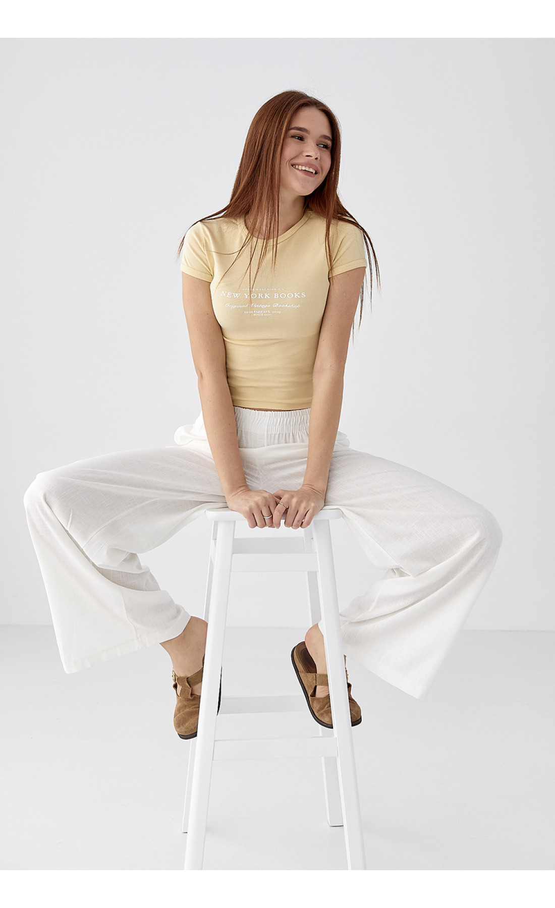 Приталена футболка з принтом  лимонний колір