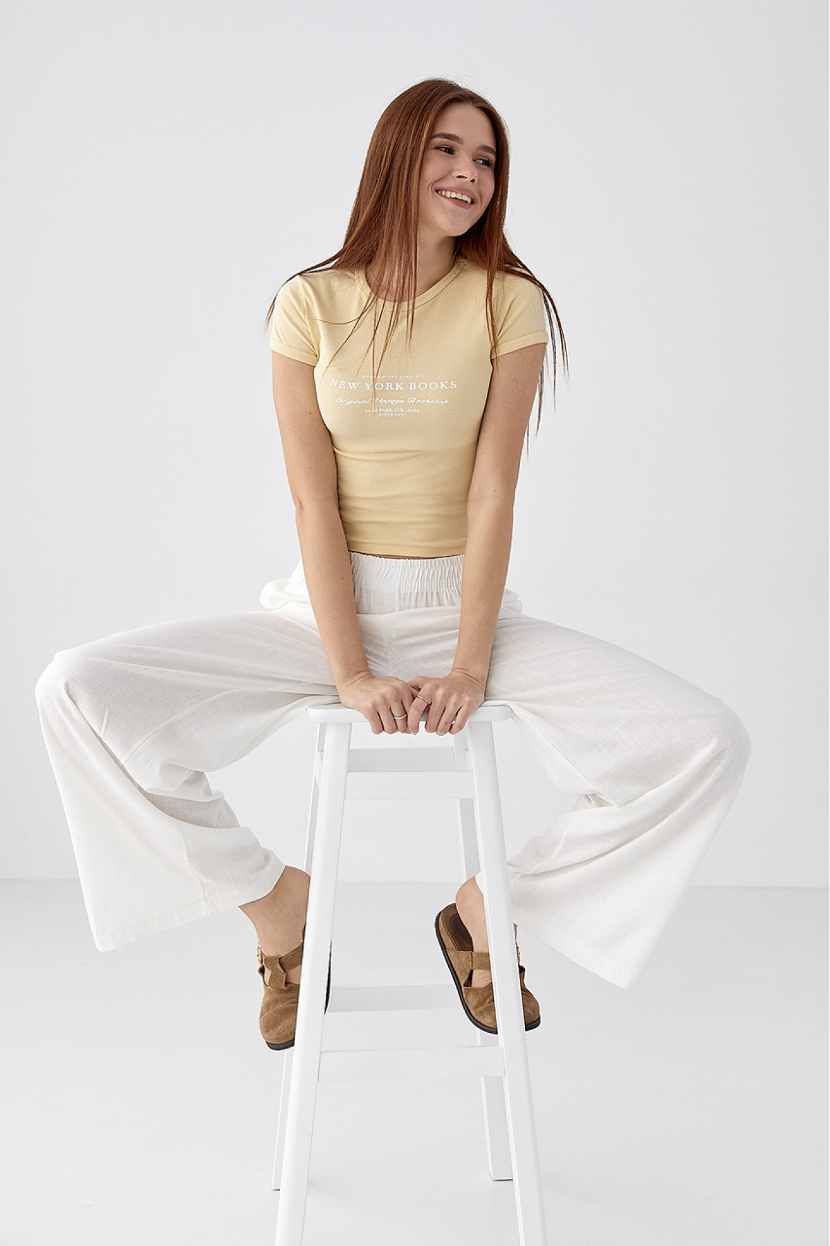 Приталена футболка з принтом  лимонний колір