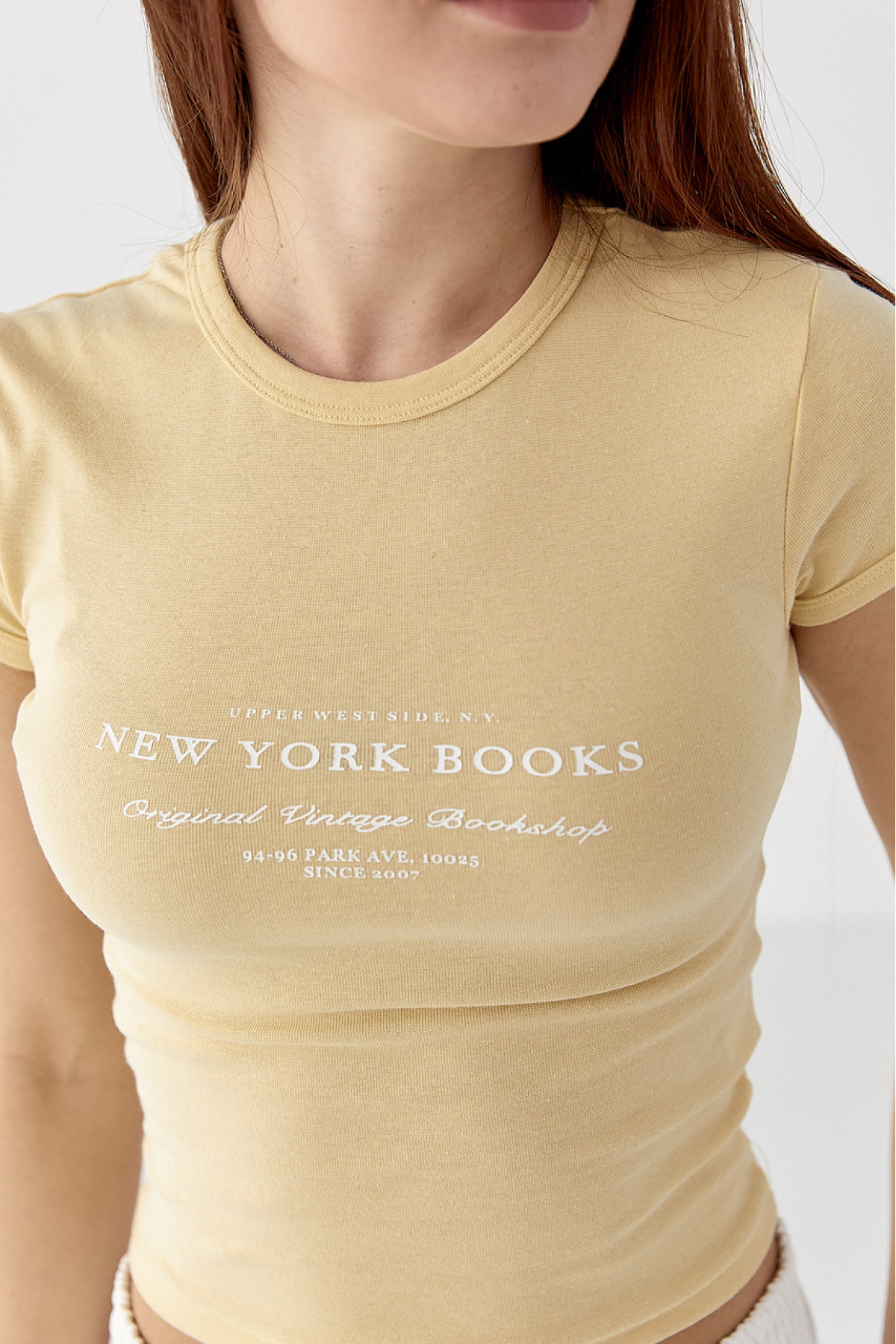 Приталена футболка з принтом  лимонний колір