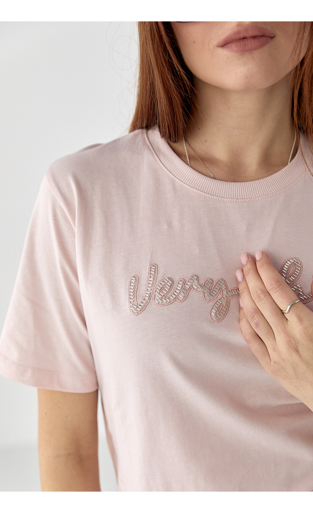 Футболка з написом Very Сhic із бісеру  пудра колір