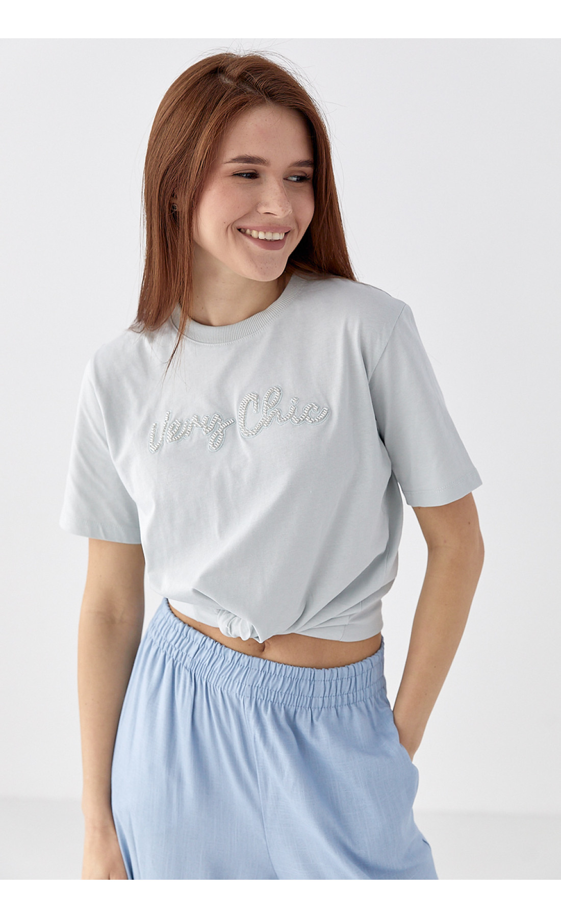 Футболка з написом Very Сhic із бісеру  світлосірий колір