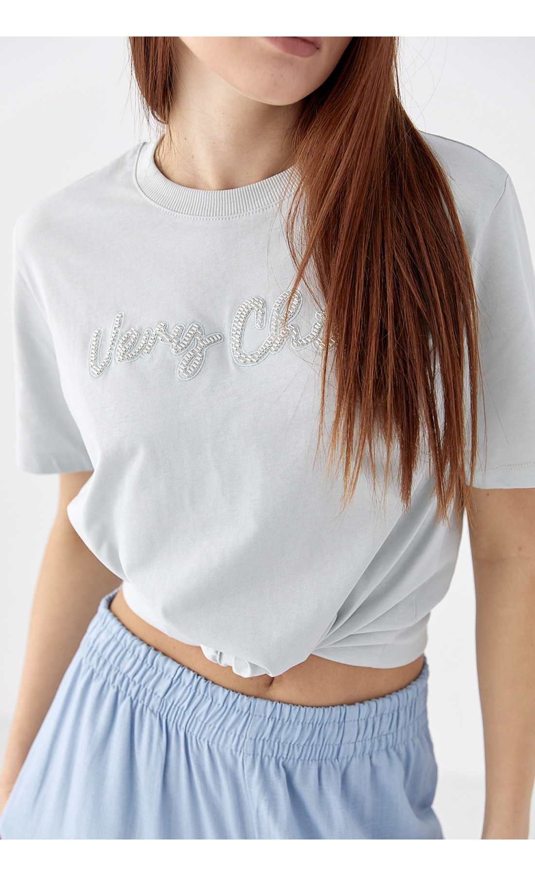 Футболка з написом Very Сhic із бісеру  світлосірий колір