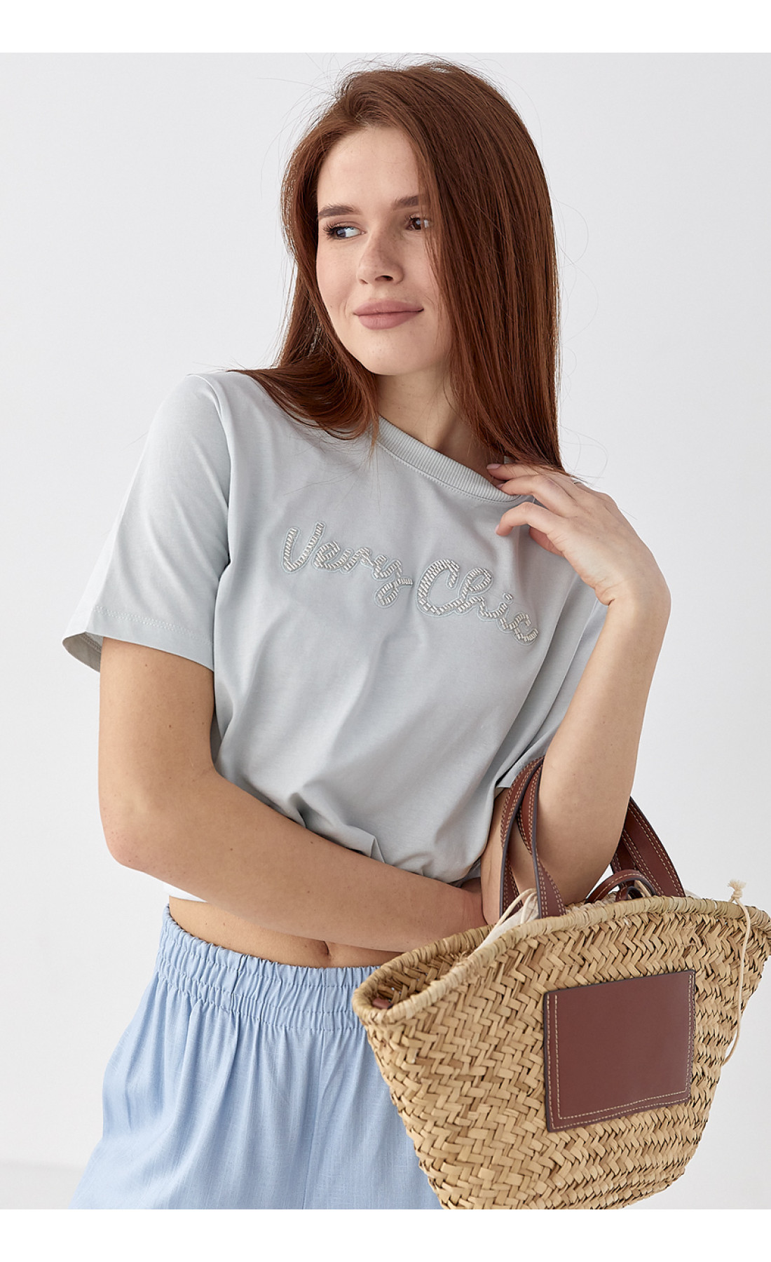 Футболка з написом Very Сhic із бісеру  світлосірий колір