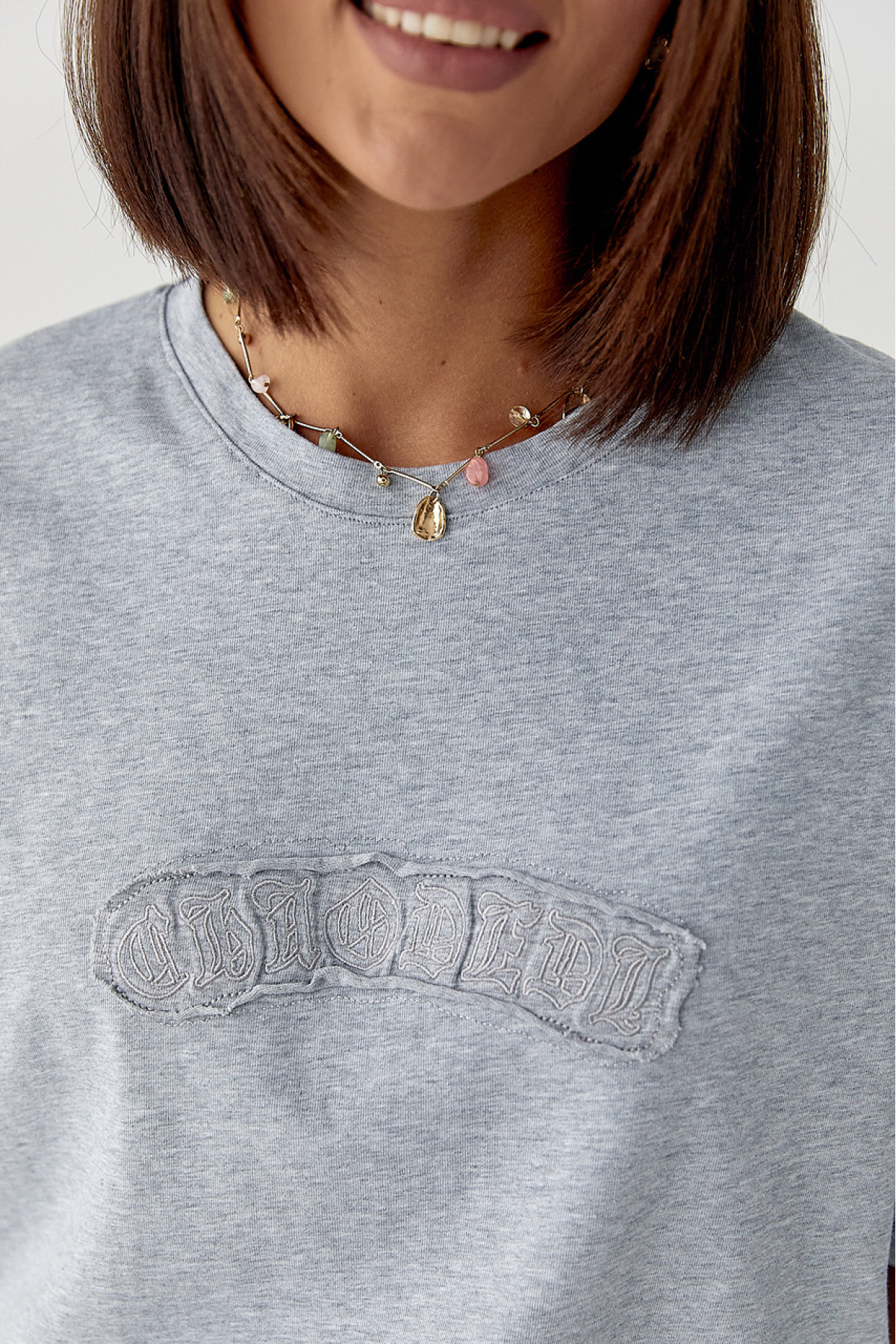 Футболка вільного крою з вишитим написом  сірий колір