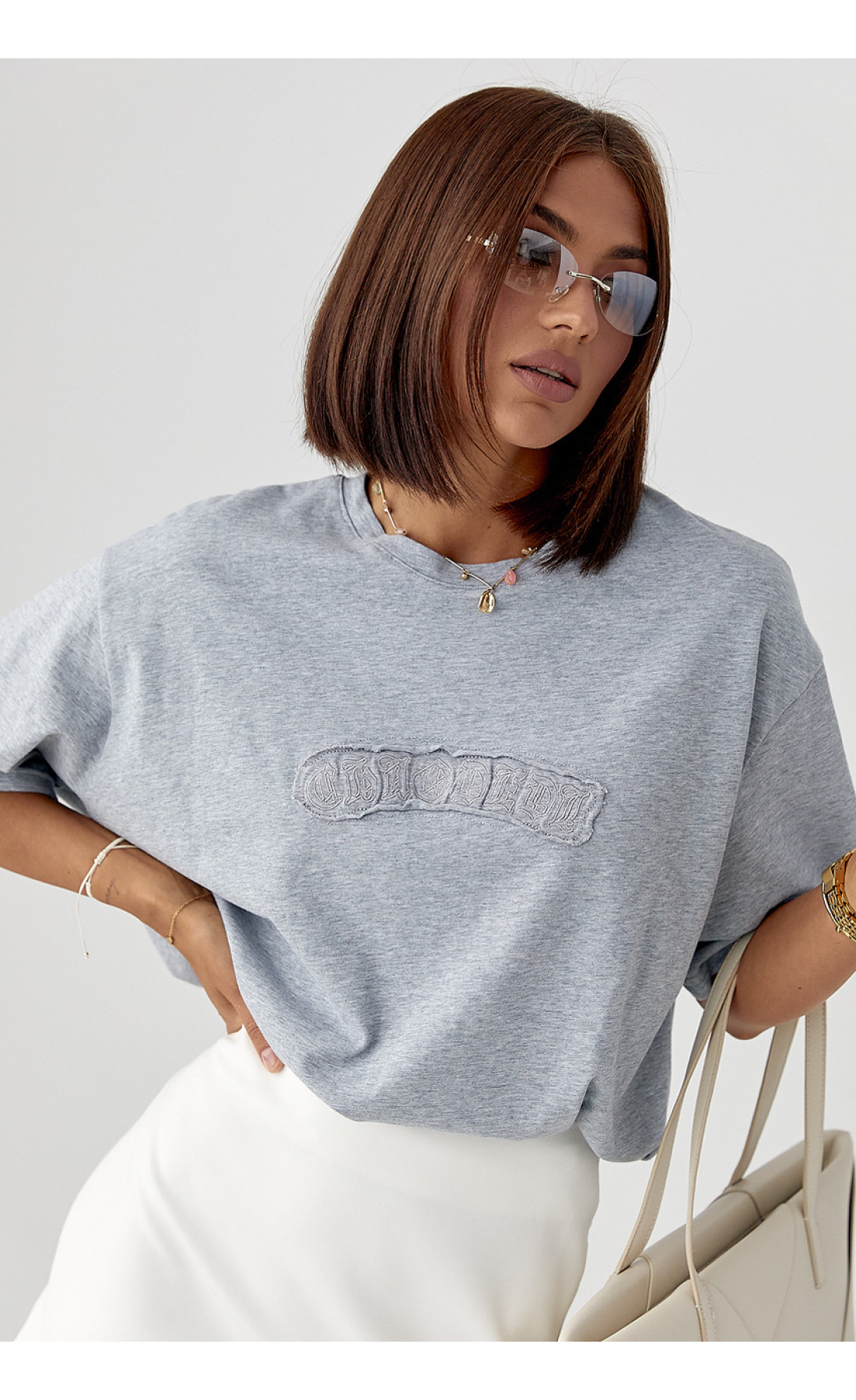 Футболка вільного крою з вишитим написом  сірий колір