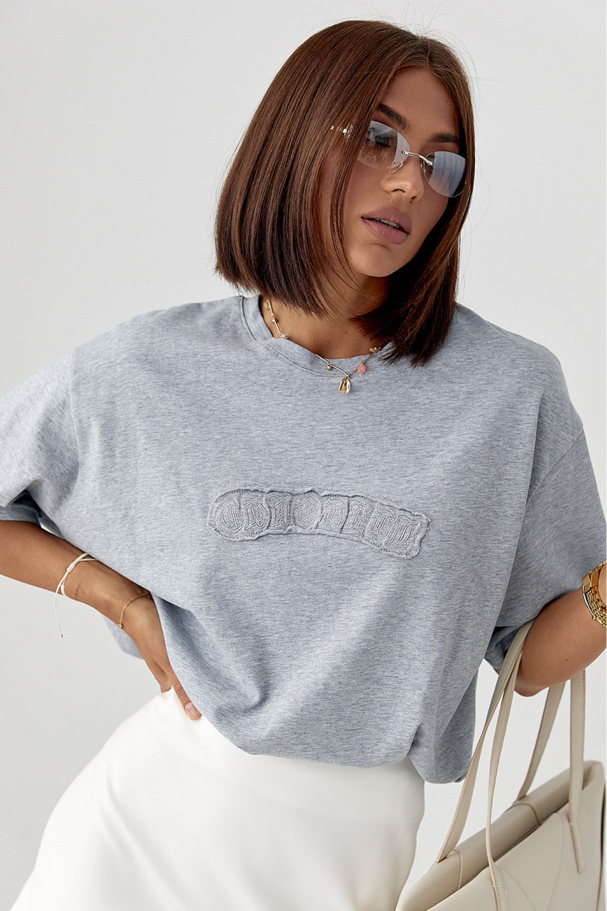 Футболка вільного крою з вишитим написом  сірий колір