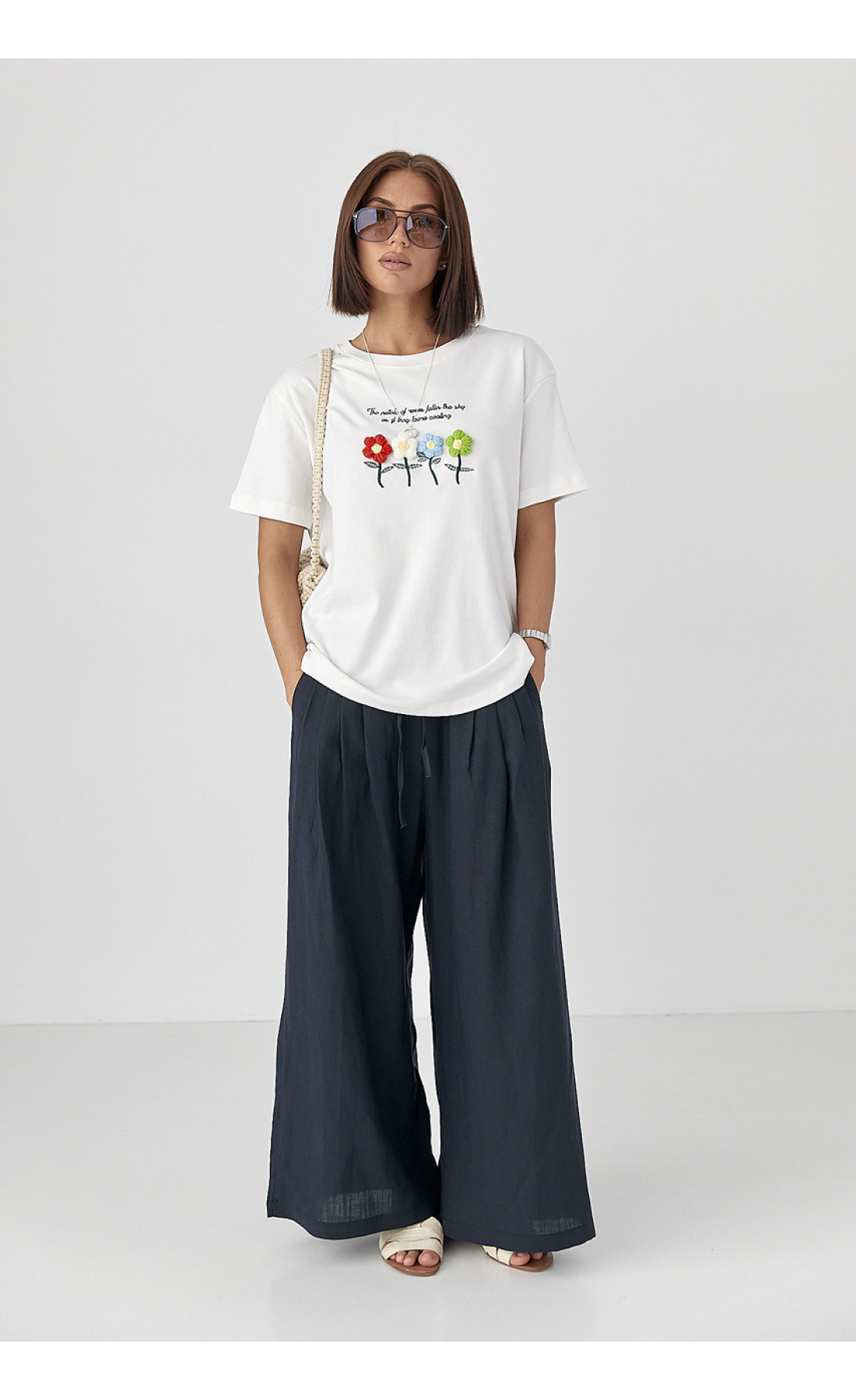 Футболка з в'язаними квітами  білий колір