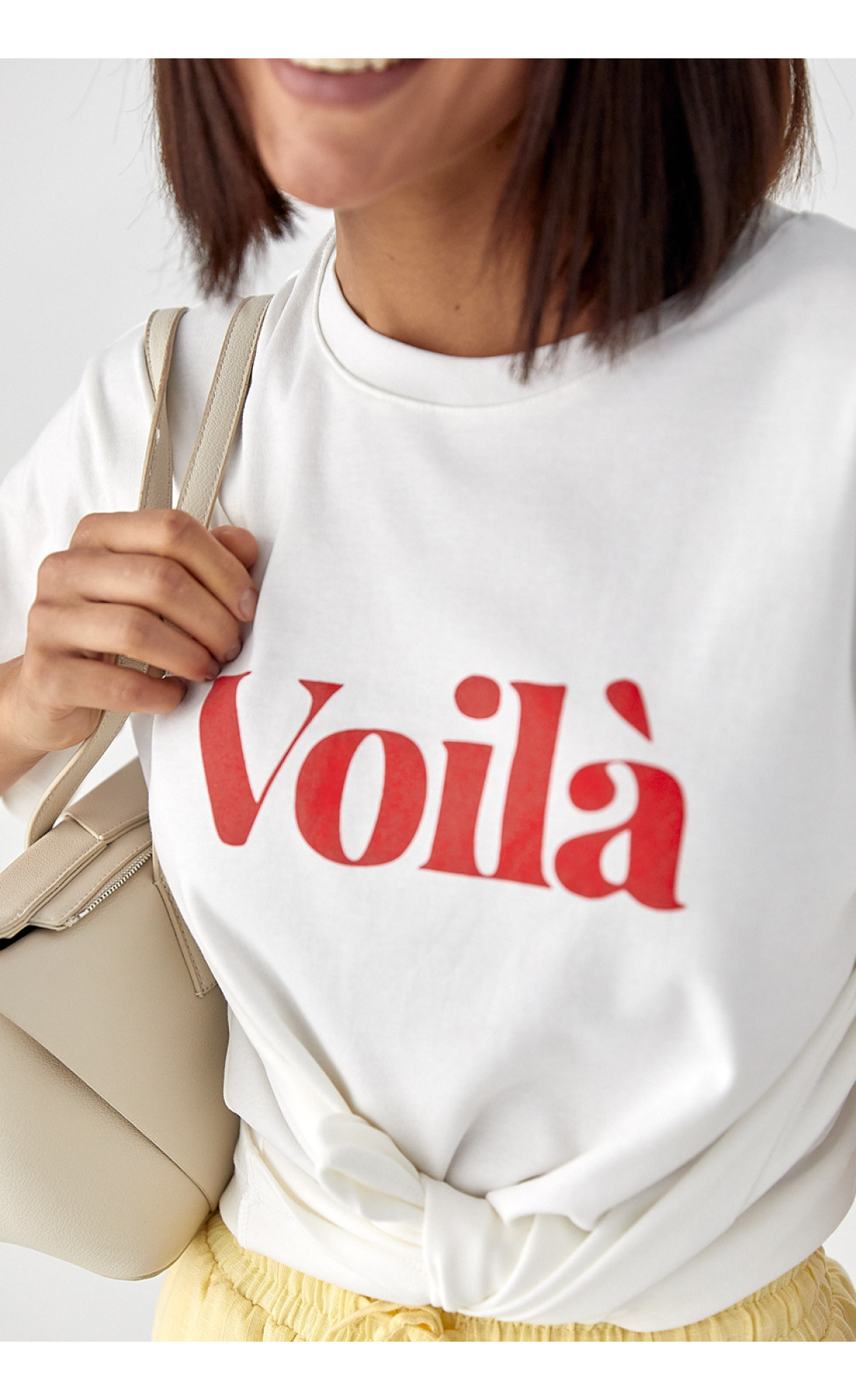 Однотонна футболка з написом Voila  молочний колір