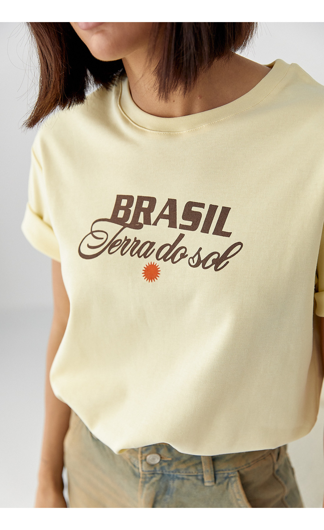 Бавовняна футболка з написами  лимонний колір