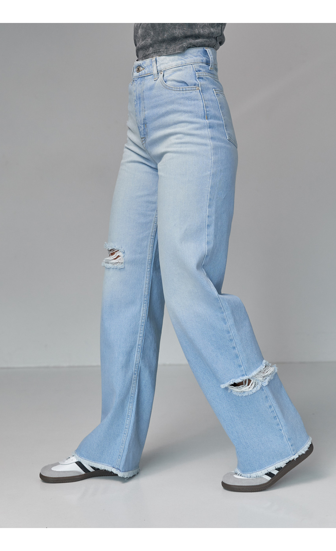 Жіночі жіночі джинси з рваними елементами  блакитний колір
