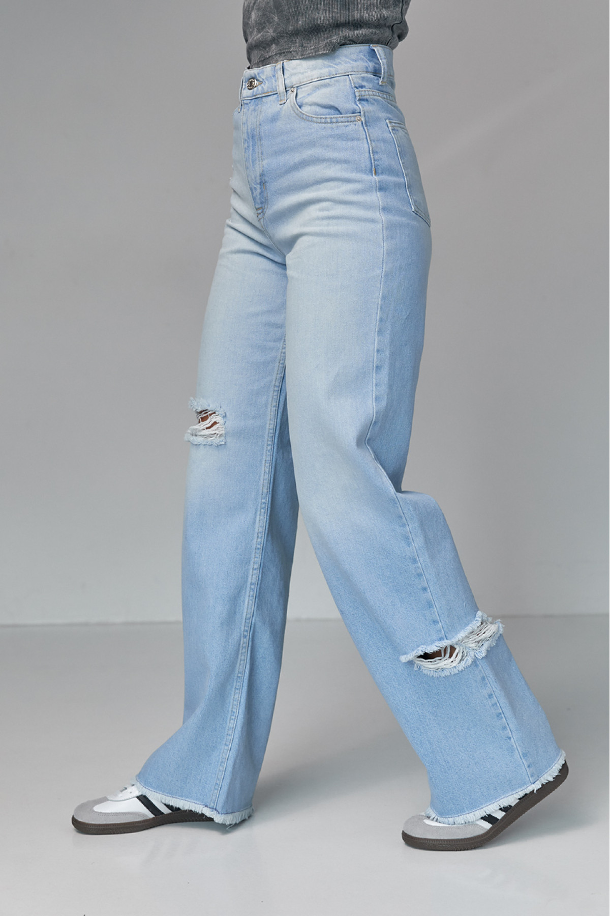 Жіночі жіночі джинси з рваними елементами  блакитний колір