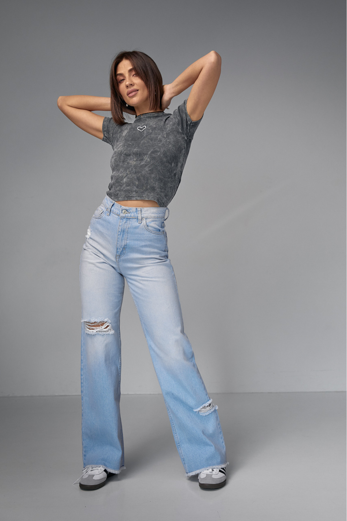 Жіночі жіночі джинси з рваними елементами  блакитний колір