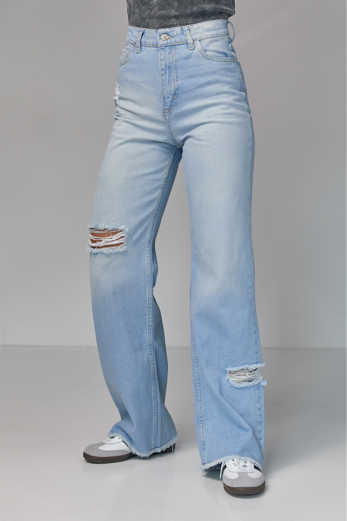 Жіночі жіночі джинси з рваними елементами  блакитний колір
