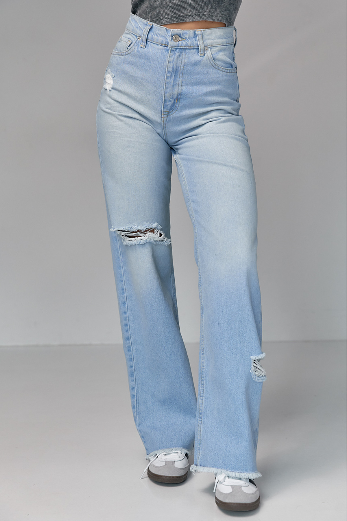 Жіночі жіночі джинси з рваними елементами  блакитний колір