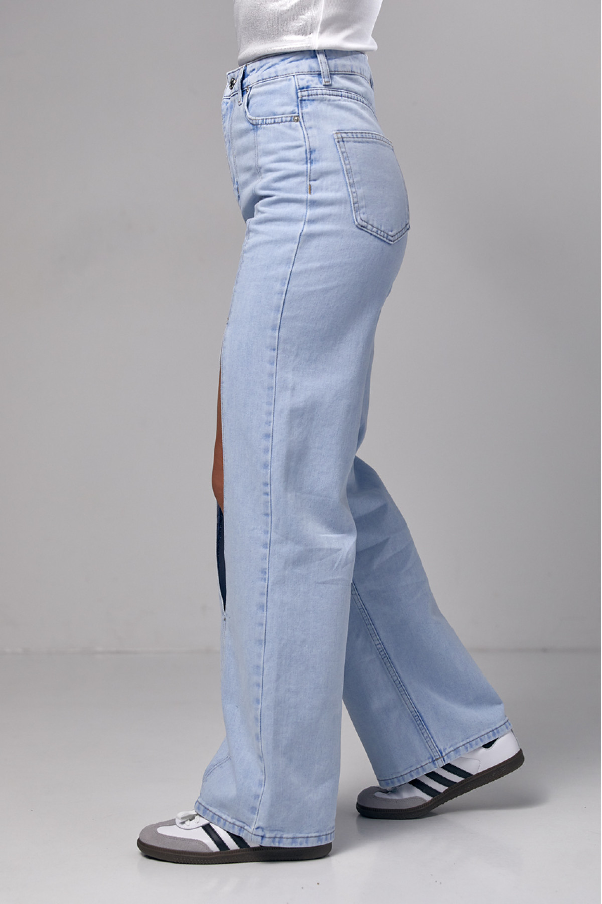 Джинси жіночі з краплеподібним вирізом спереду  блакитний колір