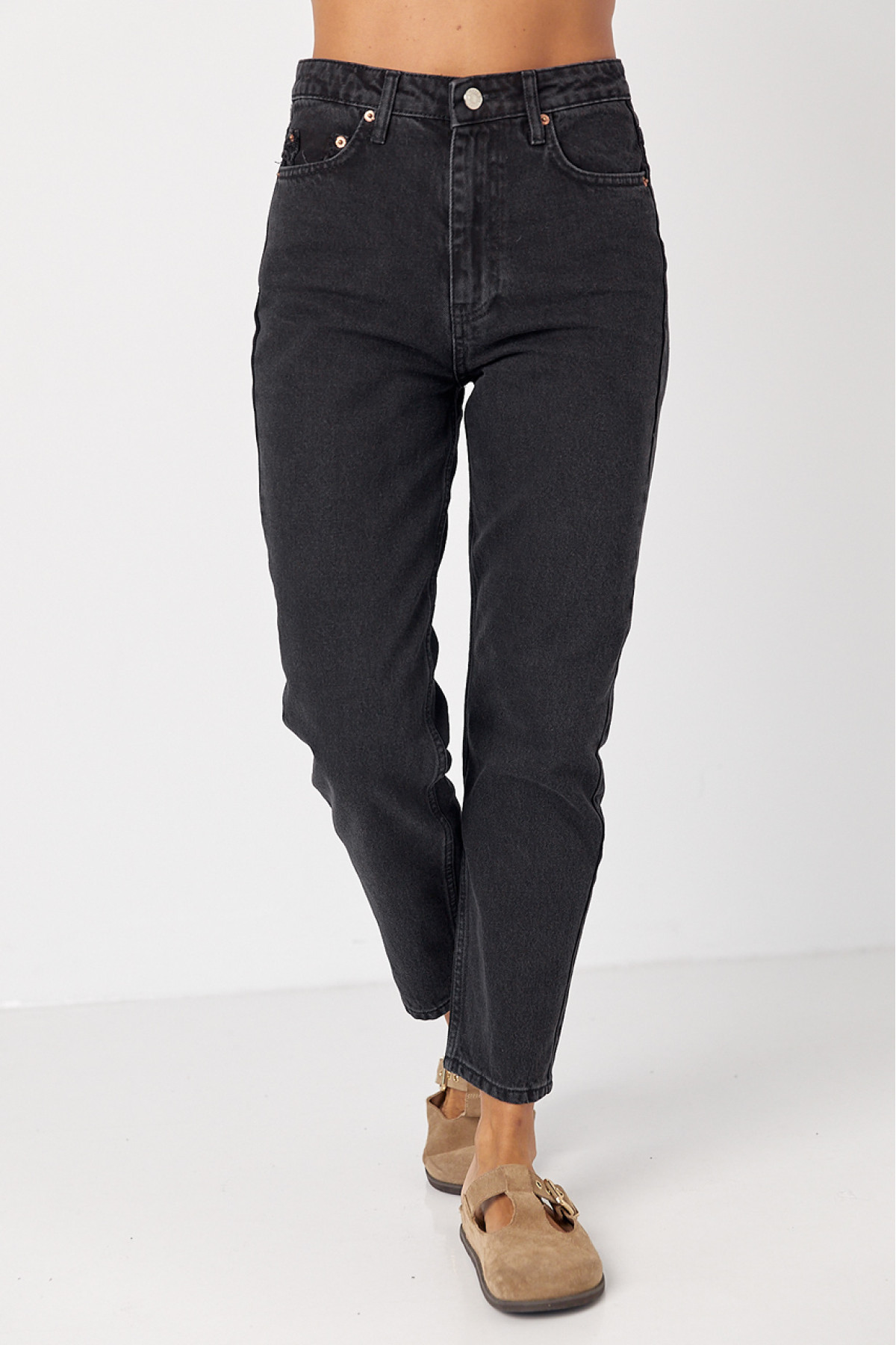 Жіночі жіночі джинси МОМ із рваним декором на кишенях  чорний колір